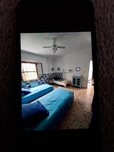 Pokój z 3 łóżkami i wentylatorem sufitowym w obiekcie BELLA REGINA w mieście Arpino