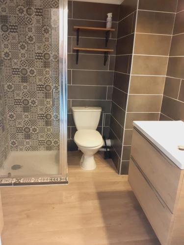 Kúpeľňa v ubytovaní studio calme et paisible avec piscine et parking privé