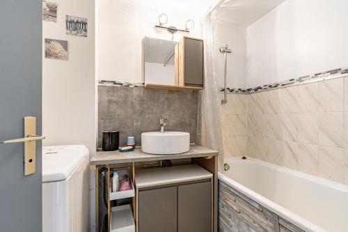 Kúpeľňa v ubytovaní À 50m de la plage, charmante maison à St Hilaire