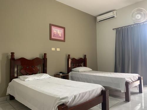 Un pat sau paturi într-o cameră la Ouro Hotel