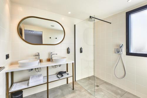 y baño con 2 lavabos y ducha. en ibis Styles La Roche-sur-Yon, en Mouilleron-le-Captif