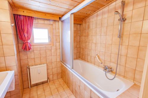 Ένα μπάνιο στο Bergidyll 12 by Alpenidyll Apartments