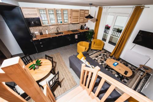 ein Wohnzimmer und eine Küche mit Luftblick in der Unterkunft Paris City Flat 51M carrée Appt 105 F2 Grd Paris in Alfortville