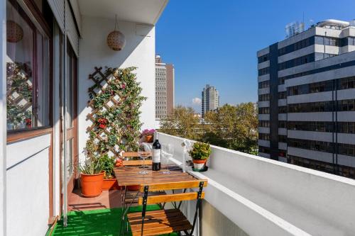 Sunny Oporto, Trindade Balcony
