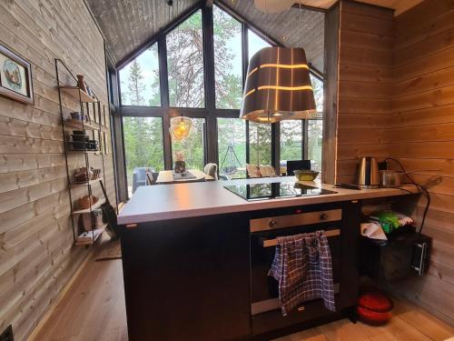 una cucina con bancone e lavandino e alcune finestre di Ekornredet (The Squirrel Nest) a Kongsberg