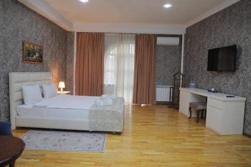 Una cama o camas en una habitación de Shahdag Quba & Truskavets