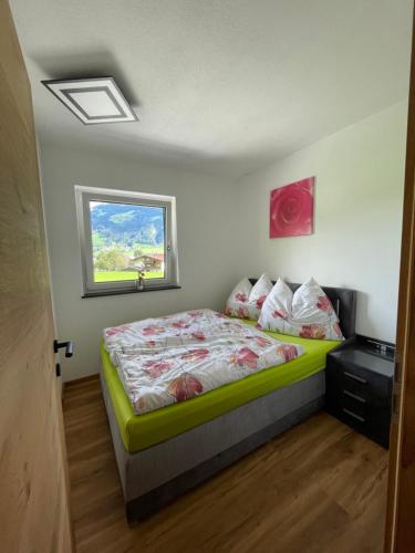 um quarto com uma cama e uma janela em Apart Egger em Schwendau