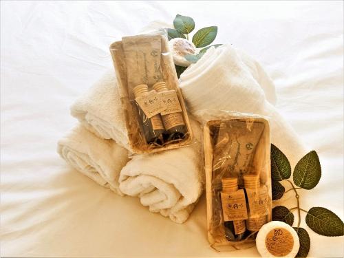 un grupo de cajas de regalos sentadas en una cama en Noa Apartment En el corazón de los Pirineos, en Adrall