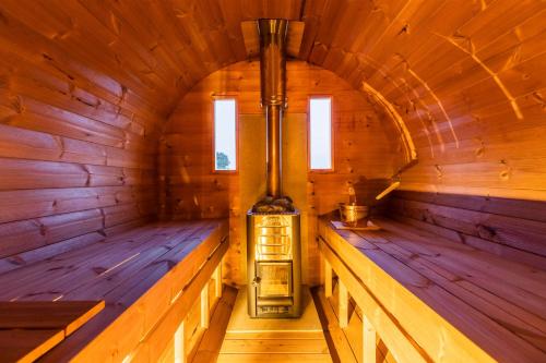 une pièce vide avec deux bancs dans une cabane en bois dans l'établissement Le Scandin'Havre, à Hannut