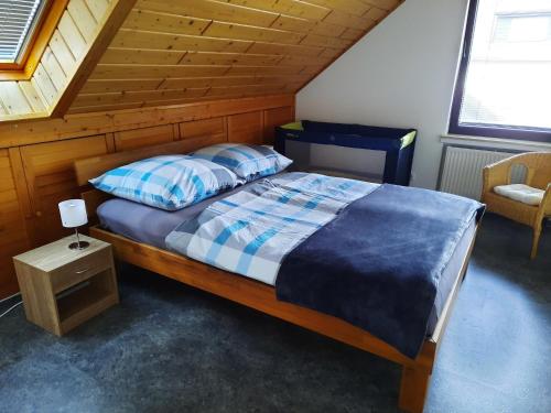 1 dormitorio con cama y techo de madera en Anne Speicher, en Oberzissen