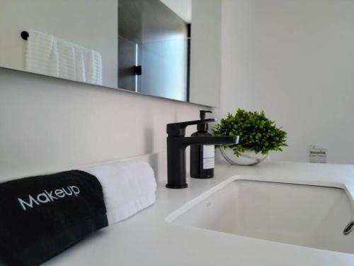 Gambar di galeri bagi Endless Summer - 2Bed 2Bath Condo - Seasonly Heated Pool with Ocean Views - 5min walk to Beach - Fibre Internet - Sleeps 6 di Cabo San Lucas