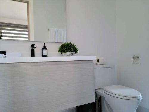 Bilik mandi di Endless Summer - 2Bed 2Bath Condo - Seasonly Heated Pool with Ocean Views - 5min walk to Beach - Fibre Internet - Sleeps 6