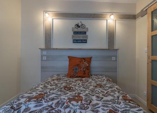 a bedroom with a bed with a wooden head board at gite cosy et moderne au coeur des pyrénées in Chaum