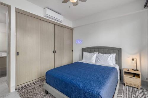 Katil atau katil-katil dalam bilik di Endless Summer - 2Bed 2Bath Condo - Seasonly Heated Pool with Ocean Views - 5min walk to Beach - Fibre Internet - Sleeps 6