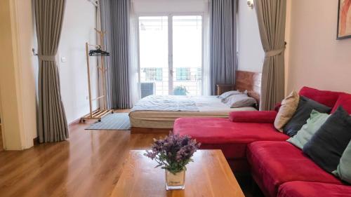 מיטה או מיטות בחדר ב-Wind Chimes Hideaway - Apartment In Central Hanoi