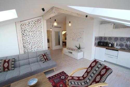 un soggiorno con divano e una cucina di La Vita E Bella a Sarajevo
