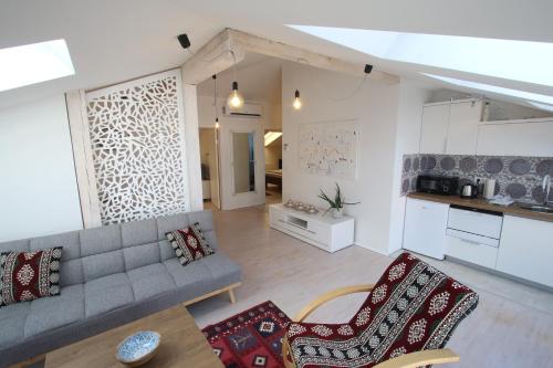 a living room with a couch and a kitchen at La Vita E Bella in Sarajevo