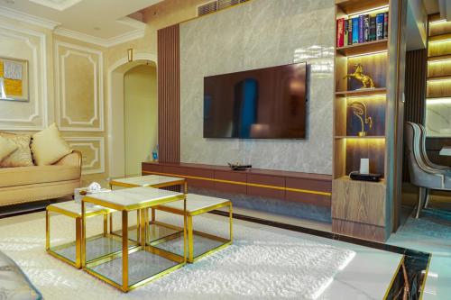 TV a/nebo společenská místnost v ubytování THE BURJ KHALIFA VIEW - LUXURY APARTMENT IN DOWNTOWN DUBAI
