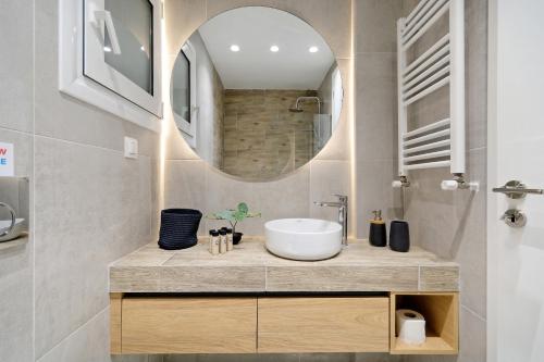 A bathroom at Elegant Big Apartment in Athens Center With Balcony