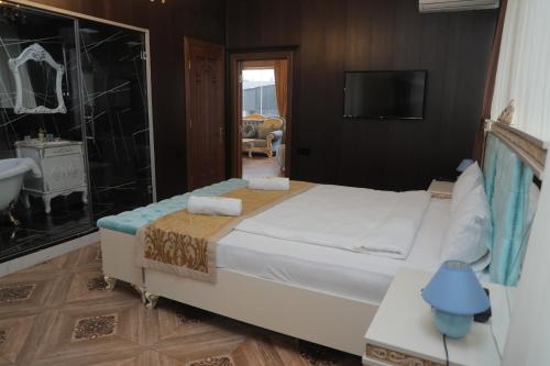 Una cama o camas en una habitación de Shahdag Quba & Truskavets