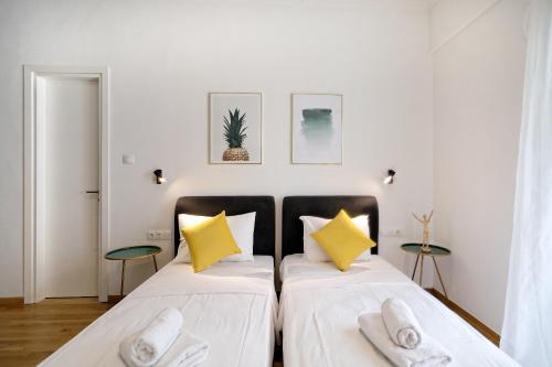 A bed or beds in a room at Elegant Big Apartment in Athens Center With Balcony
