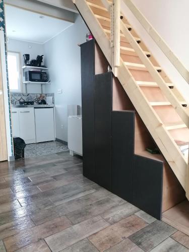 un escalier dans un salon avec une cuisine dans l'établissement Le biez de la Fresnais, à La Fresnais