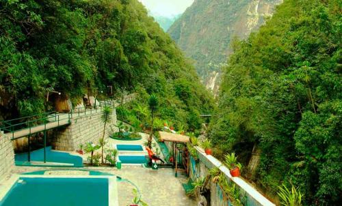 a view of a swimming pool with a mountain at ANDINO HOTEL MACHUPICCHu in Machu Picchu