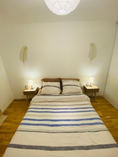 Giường trong phòng chung tại Résidence Eden, T2 Confort, à 10 mins du centre de Paris, Parking