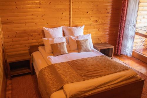 Postel nebo postele na pokoji v ubytování Erney Laz Hotel