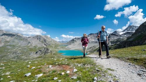 a man and a woman standing on a mountain trail at Hotel Terminus in Küblis