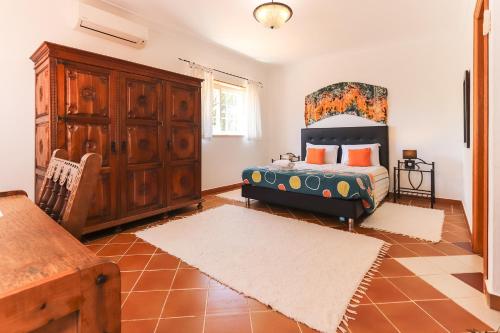 Tempat tidur dalam kamar di Guincho Garden Villa by Homing