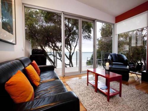Posezení v ubytování Battery Cove Beach Front Apartment