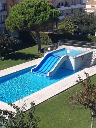 een zwembad met een glijbaan in een gebouw bij Apartaments Blau Park in L'Estartit