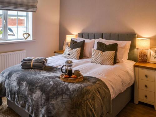 Un dormitorio con una cama con una bandeja de fruta. en The Sands, en Whitley Bay