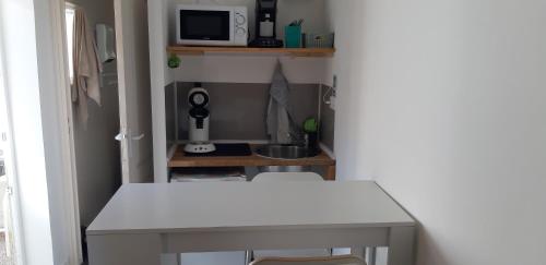 petit studio indépendant dans jardin avec parking et portail électrique