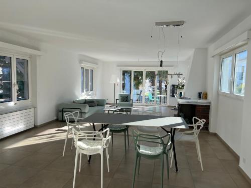 eine Küche und ein Esszimmer mit einem Tisch und Stühlen in der Unterkunft Casa Segnale in Ascona