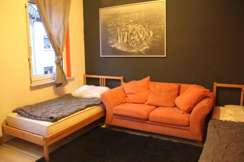 uma sala de estar com um sofá e uma cama em FEWO Steile WH 2 Wand 106 Meerane em Meerane