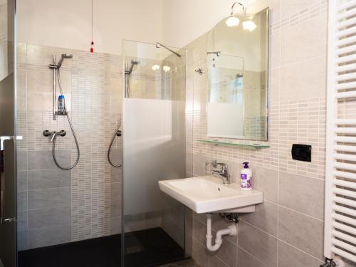 ein Bad mit einem Waschbecken und einer Dusche in der Unterkunft CQ Rooms Verona in Verona