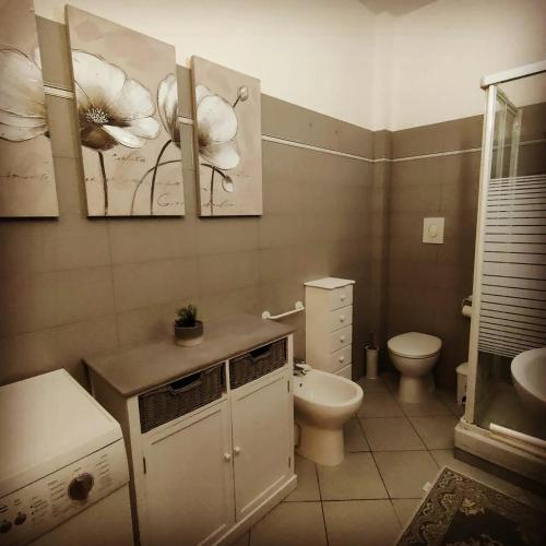 ein Bad mit einem WC und einem Waschbecken in der Unterkunft Il Nido in Rozzano