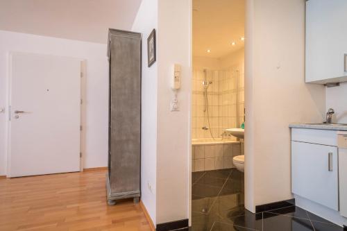 ein Bad mit einer Dusche, einem WC und einem Waschbecken in der Unterkunft Appartement Rathausplatz in Kempten