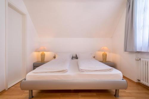 a bedroom with two beds and two lamps at Appartement Rathausplatz in Kempten