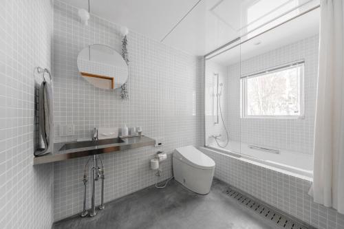 Ένα μπάνιο στο 6ty6 Vacation Home