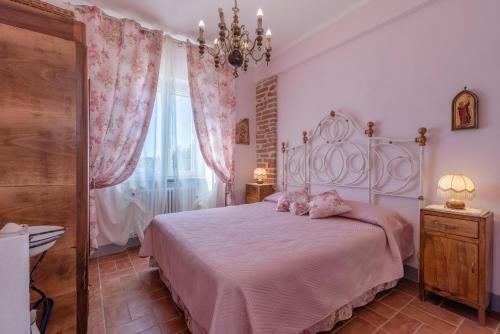 Säng eller sängar i ett rum på Vencaglia Casa del Nonno Bingheri