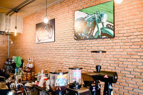 Labkoff cafe and Hostelにあるレストランまたは飲食店