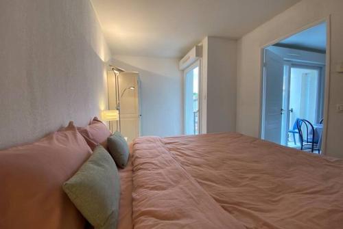 Postel nebo postele na pokoji v ubytování Appart fonctionnel - 4 Pers - Cannes Suquet-Clemenceau