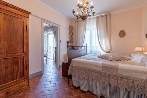 科爾托納的住宿－L'olivo Casa del Nonno Bingheri，一间卧室配有一张床和一个吊灯