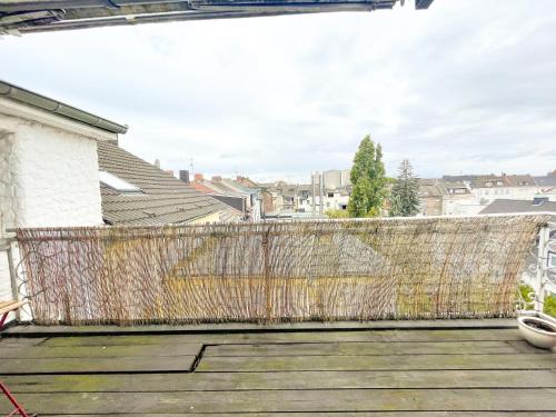 een uitzicht vanaf het balkon van een huis bij Ginius Homes- Penthouse Düren in Düren - Eifel