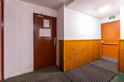 an empty room with a door and a corridor at Résidence Le Necou - Les Ménuires in Les Menuires