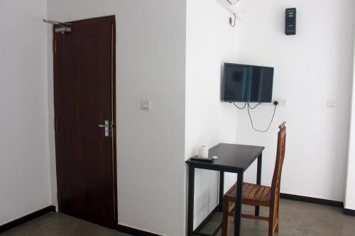 Una televisión o centro de entretenimiento en Unawatuna Guest
