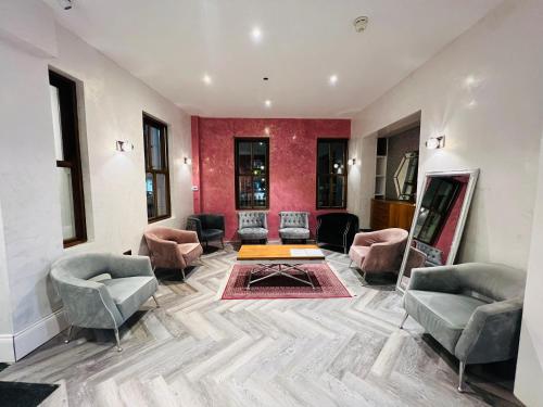 ein Wohnzimmer mit Stühlen und einem Tisch in der Unterkunft Cheshire Hotel Central London in London